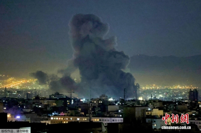 资料图：当地时间3月1日晚9时左右，伊朗首都德黑兰多地遭袭，爆炸声与火光持续不断，部分建筑冒出浓烟。